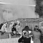 831216 Afbeelding van een brand in de speelzaal van de kleuterschool Het Merelnest (Ondiep 63).